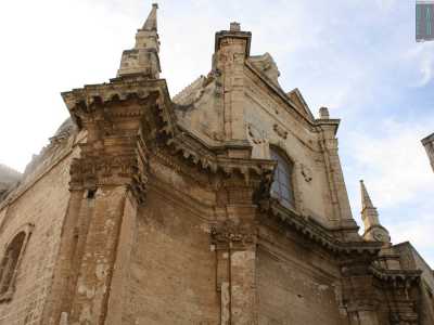 ...con la facciata percorsa da lesene terminati in capitelli corinzi e due cuspidi laterali